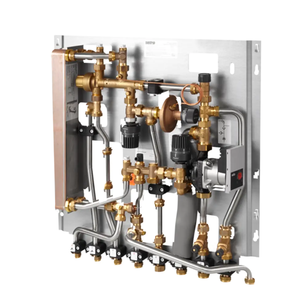 Oventrop Wohnungsstation mit mehreren Kupferrohren, Ventilen und einem Wärmeübertrager. Der Aufbau zeigt diverse Anschlüsse für Heizungs- und Wasserleitungen.